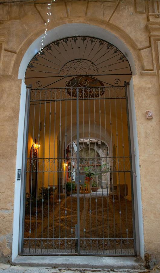 La Maison A La Cathedral Palermo Exterior photo